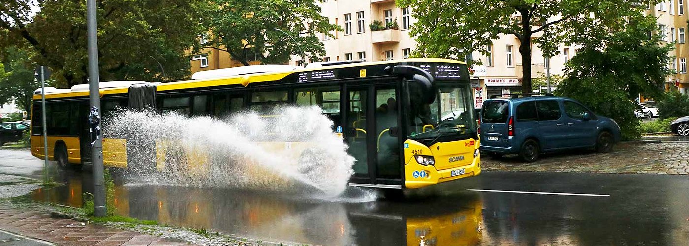 Bus der BVG bei Starkregen