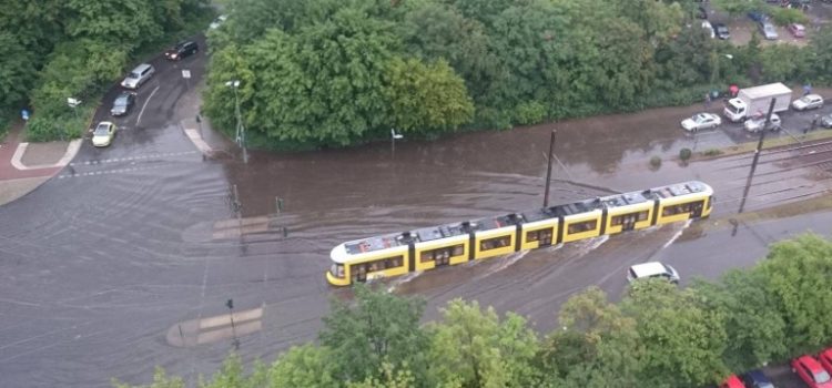 Tram auf überfluteteter Fläche unterwegs
